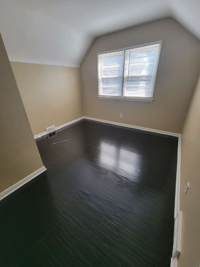 Building Photo - Spacious Updated One-Bedroom Apartment – R...