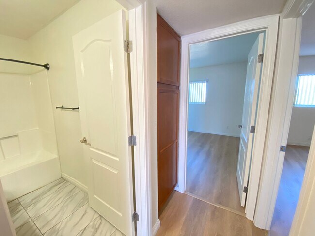 Building Photo - *Special* Charming 2 bedroom 2 bathroom Condo in Oceanside!