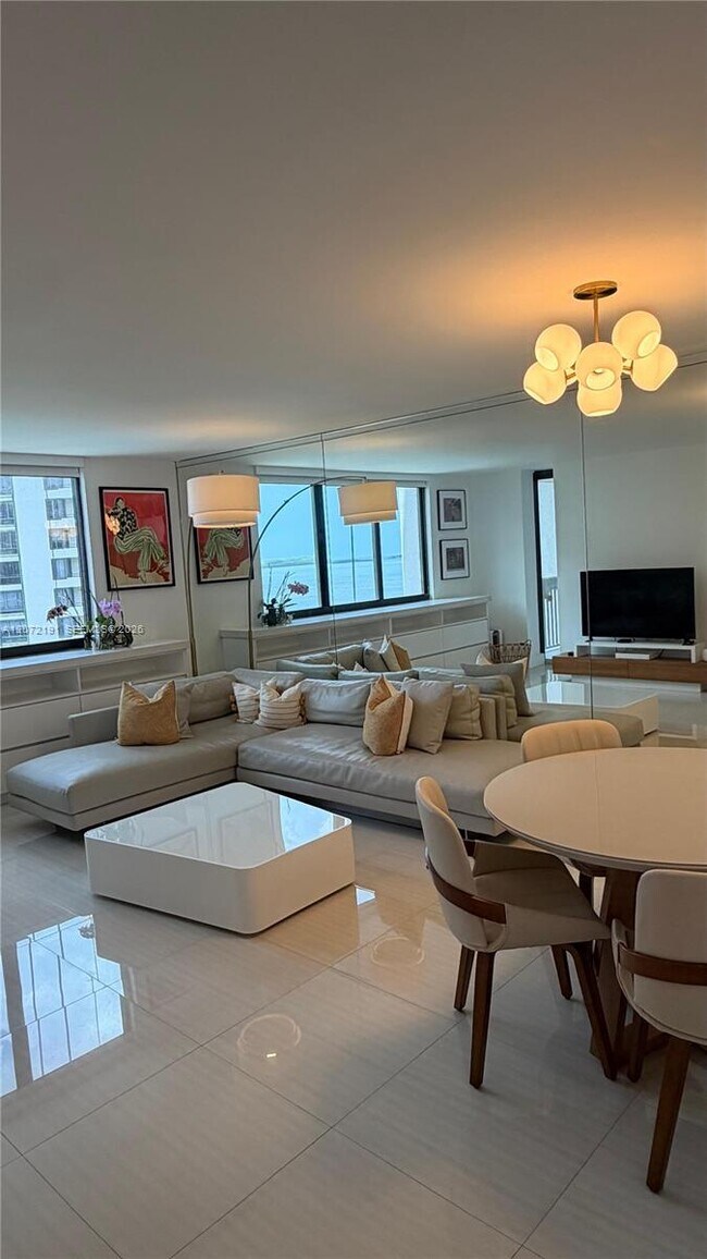 Building Photo - 540 Brickell Key Dr