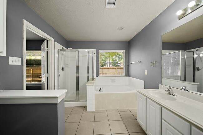 Building Photo - 10 S Willow Point Cir