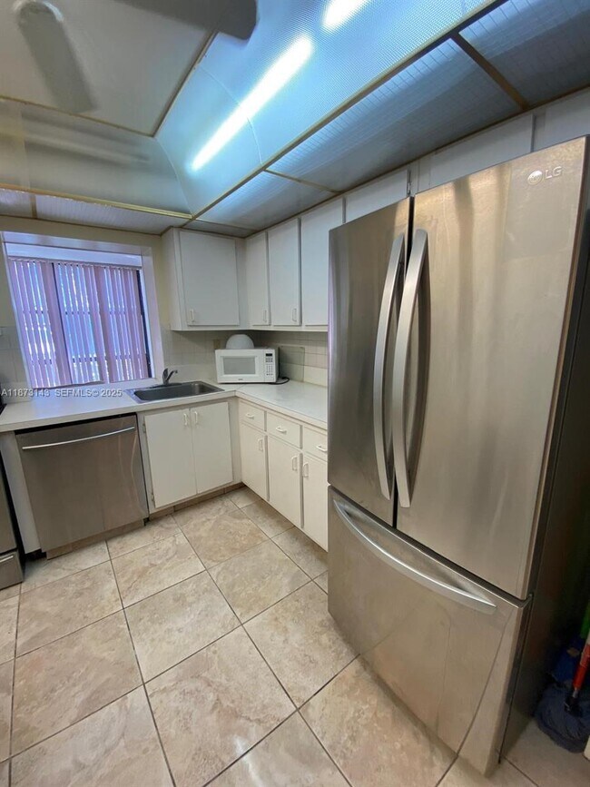 Building Photo - 800 Parkview Dr