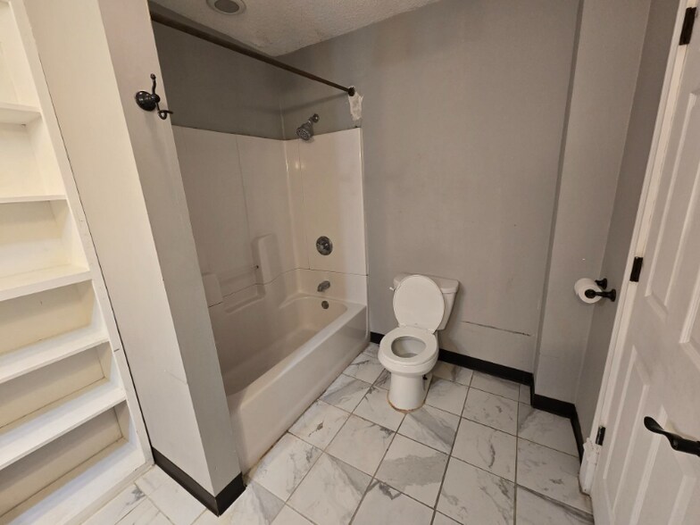 Building Photo - 994 Reaney Ave E