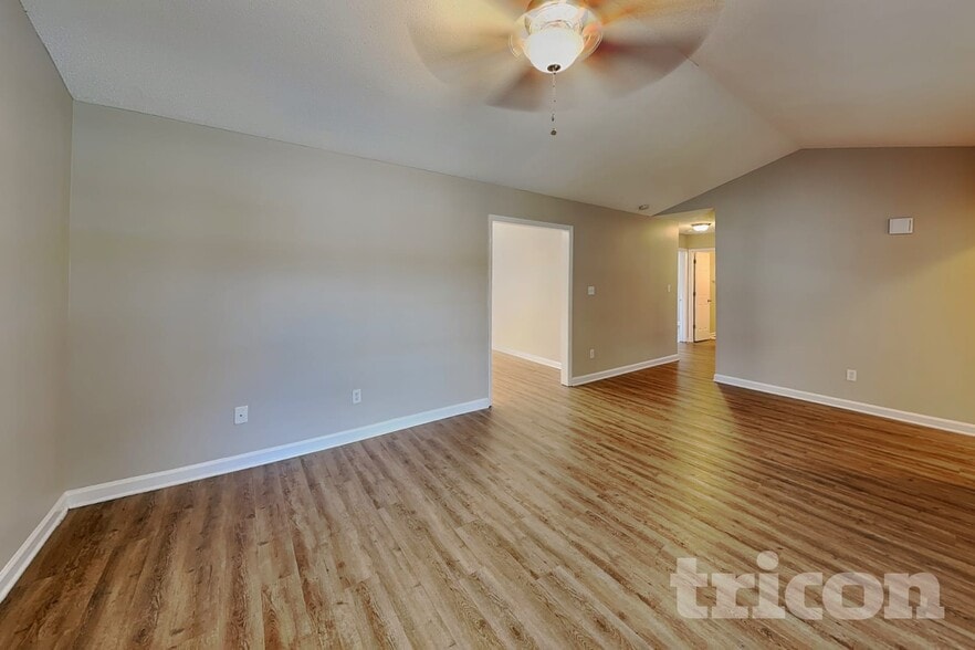 Building Photo - 2112 McKinnon Dr