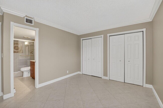 Building Photo - 450 Egret Cir