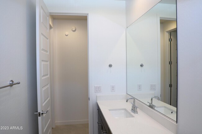 Building Photo - 9316 W Sells Dr