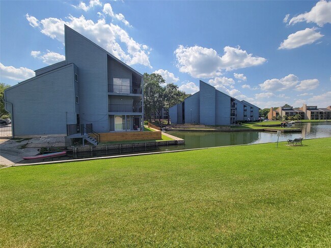Building Photo - 12500 Melville Dr