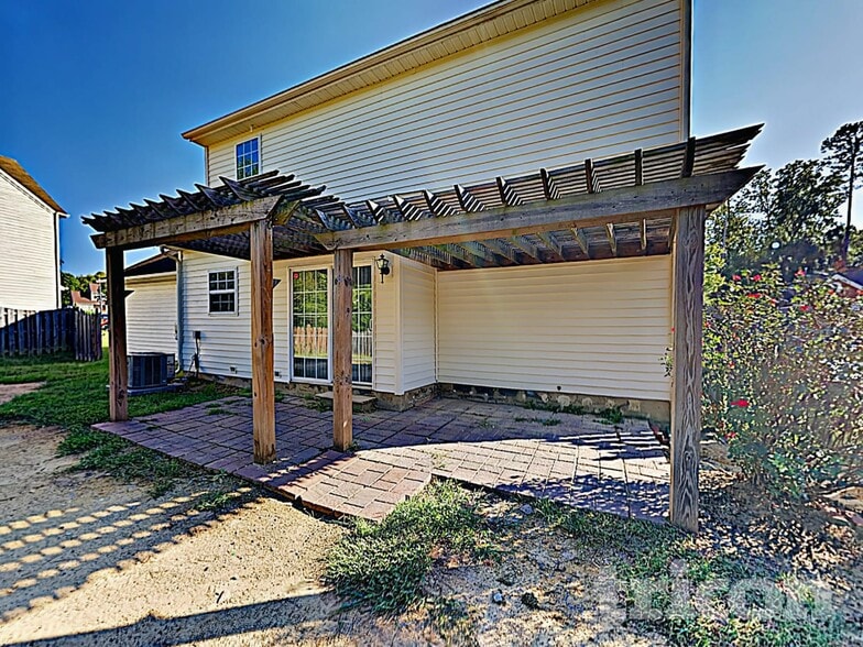 Building Photo - 1221 Brook Farm Ln