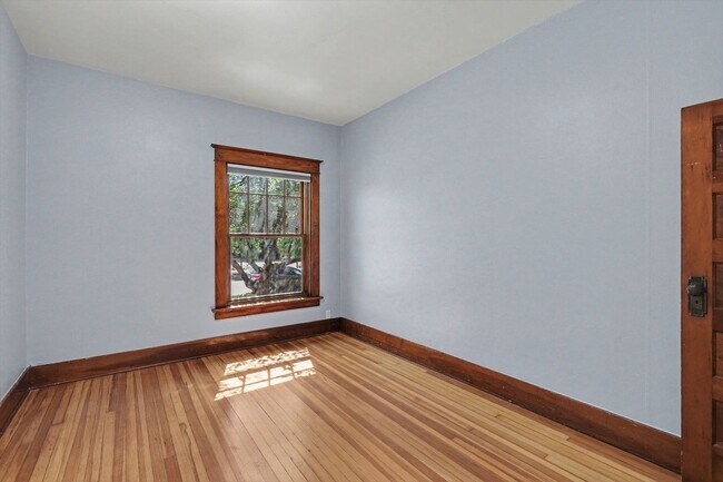 Building Photo - Charming University Neighborhood Home | 2 Bedrooms + Bonus Room