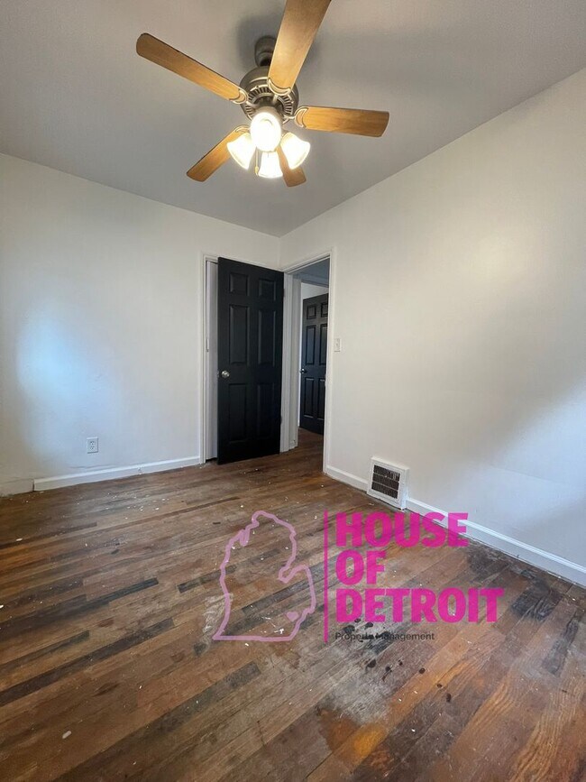 Building Photo - Summer Special~ 3 BEDROOM 1 BATH BUNGALOW ...