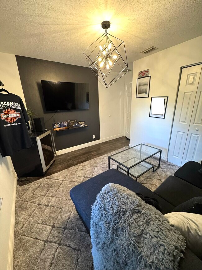 Building Photo - 1146 NE Coy Senda