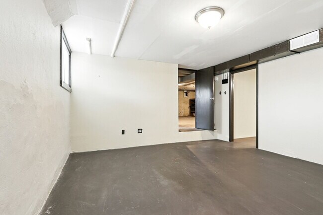 Building Photo - 423 NE 55th Ave