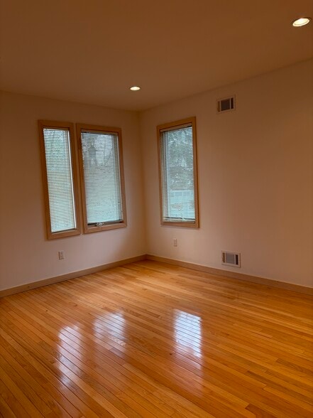 Building Photo - 25 Bogert Pl