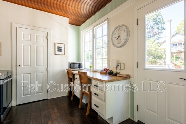 Building Photo - 419 W Orange St