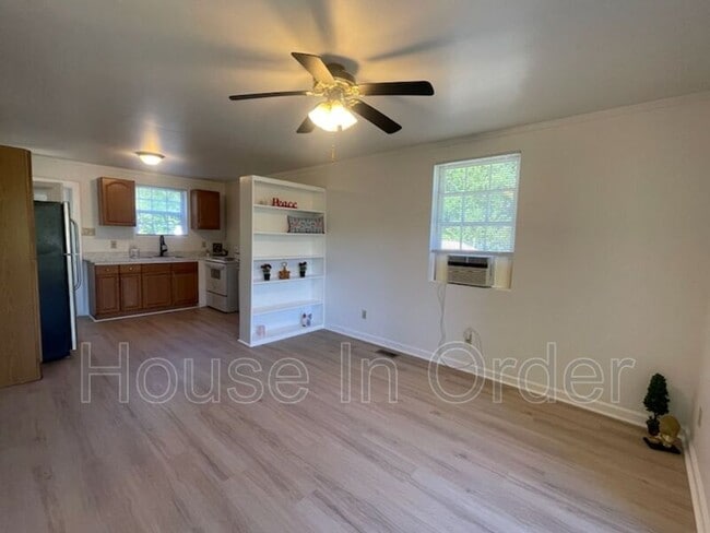 Building Photo - 4 Katra Ln