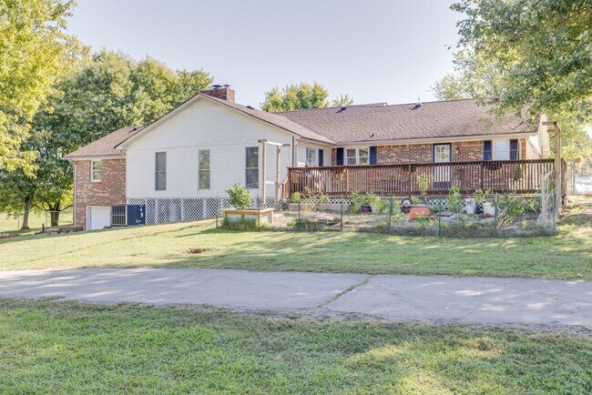 Building Photo - Stunner in North Columbia