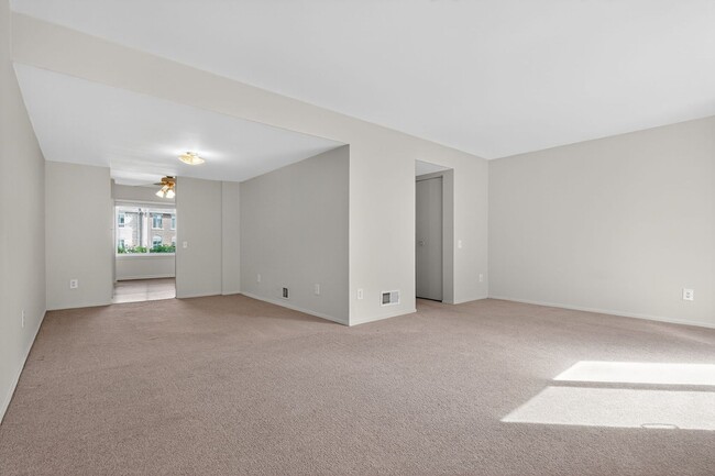 Building Photo - Charming End-Unit Townhome in Sought-After...