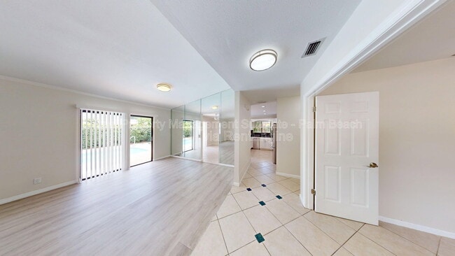 Building Photo - 609 White Water Dr