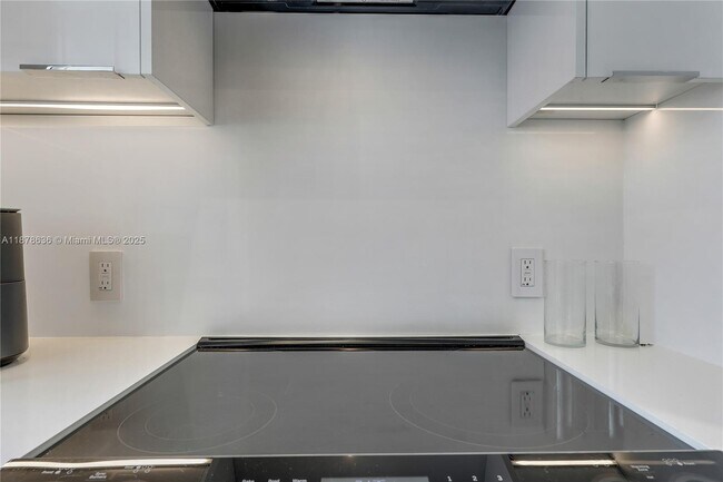 Building Photo - 10190 Collins Ave