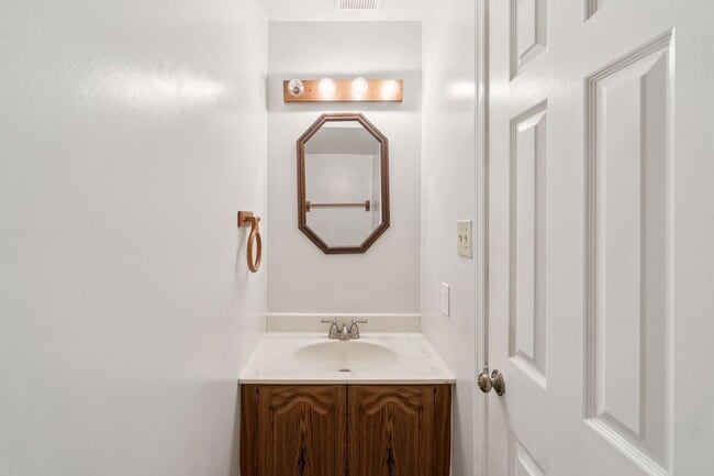 Building Photo - Wonderful, 4 level Arlington Brick townhome!