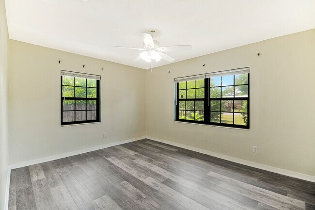 Building Photo - Charming 4 Bedroom Pensacola Rental in a Convenient Location!