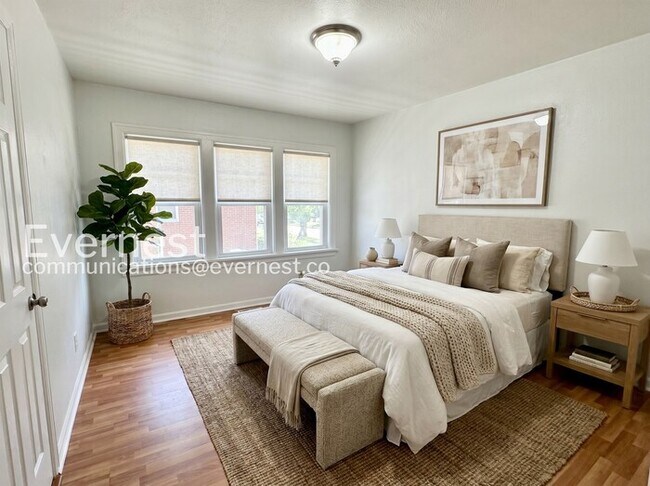 Building Photo - 2 Bed/1 Bath Home with Garage / Pet-Friendly / Available Now!