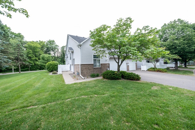 Building Photo - 2750 Mallard Dr