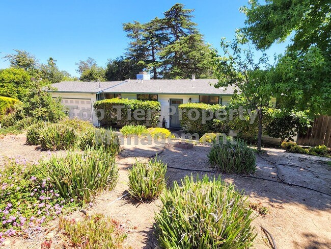 Building Photo - Beautiful 3-bedroom, 2-bathroom home locat...