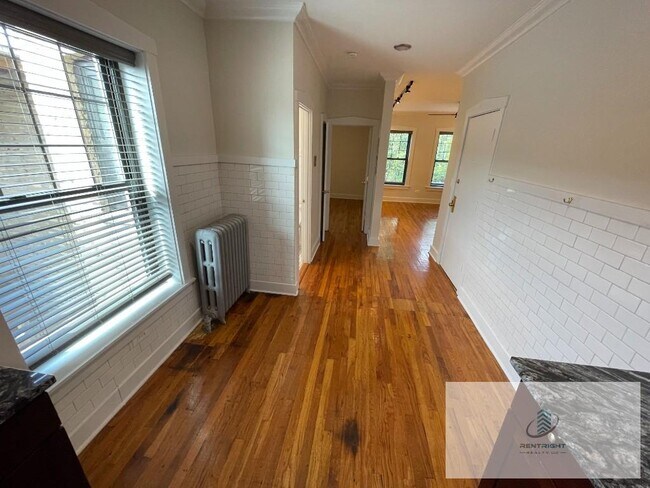 Building Photo - 845 W Agatite Ave