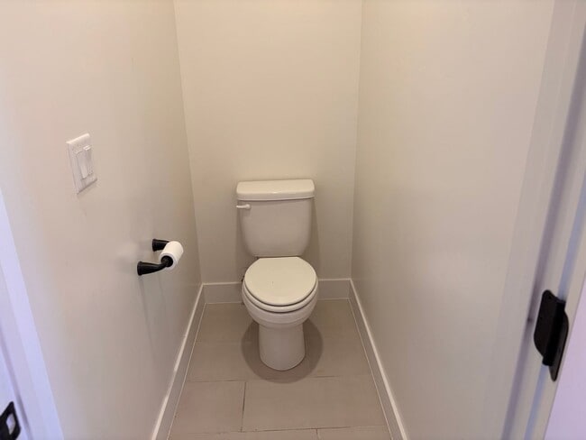 Building Photo - 3 bed plus office / 2.5 bath / 3 car Singl...