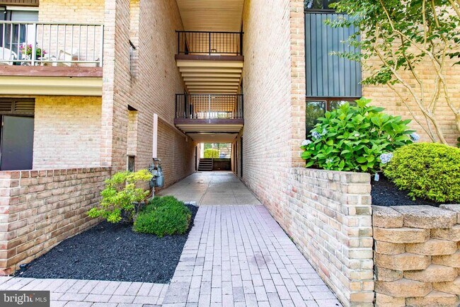 Building Photo - 1 Stonehenge Cir