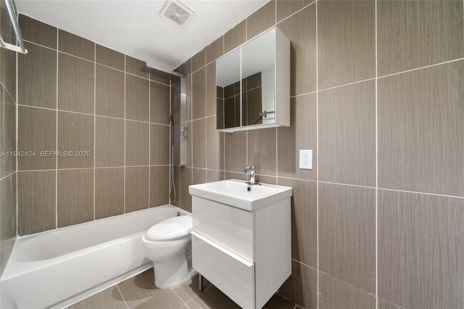 Building Photo - 3262 Elizabeth St