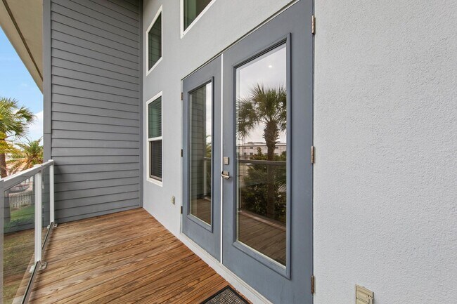 Building Photo - Luxury 3 Bedroom Townhouse on Okaloosa Island!