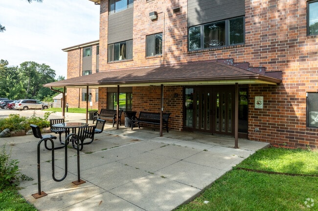 Building Photo - Oak Park Manor