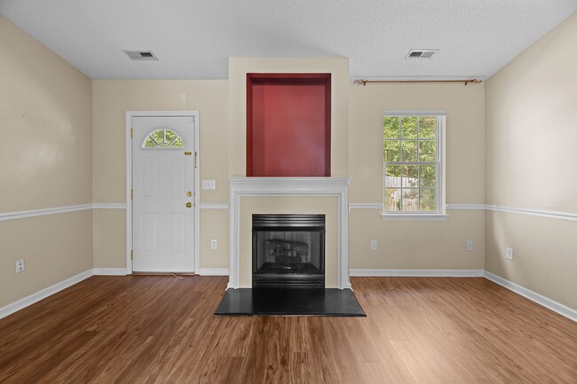 Building Photo - 104 Monterey Cir