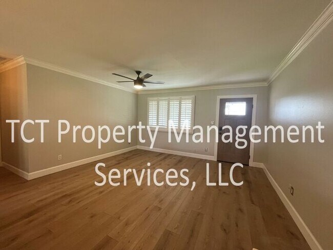 Building Photo - Large Grass lot in Great Location!