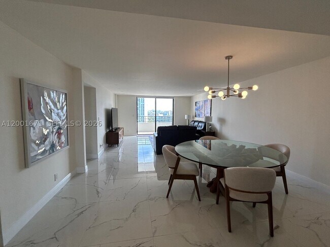 Building Photo - 2500 Parkview Dr