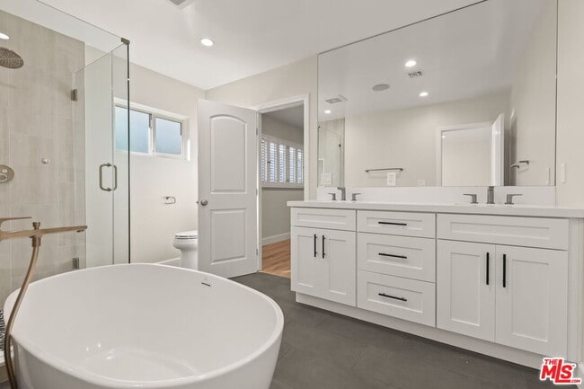 Building Photo - 4102 Cloverdale Ave