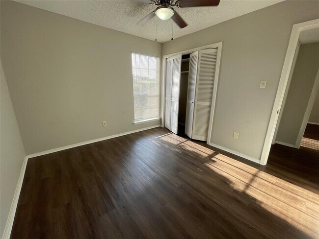 Building Photo - 412 Blue Valley Dr
