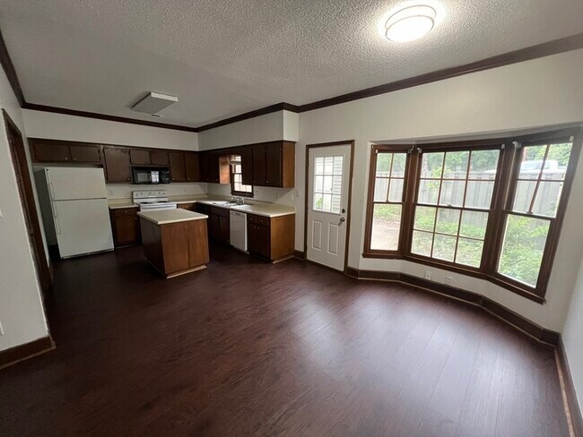 Building Photo - 206 Woodburn Club Ln