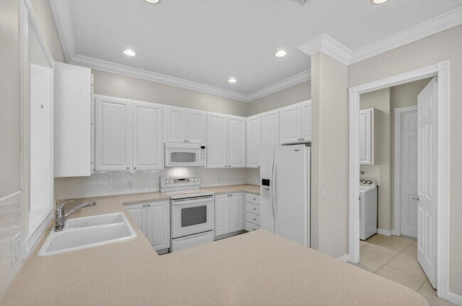 Building Photo - 121 Savona Dr