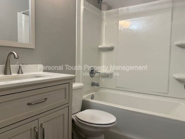 Building Photo - 142 6th Ave N