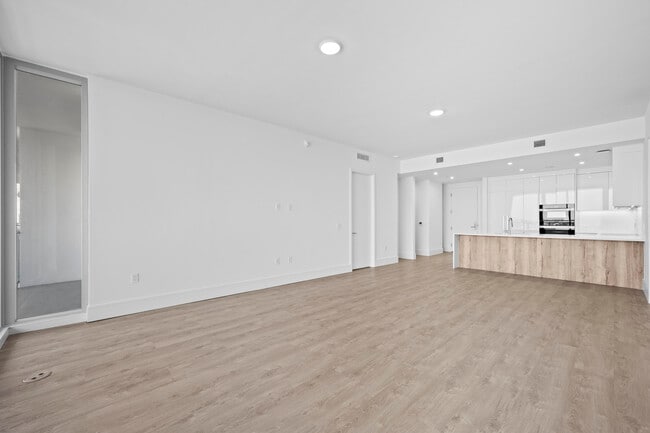 Building Photo - 220 Lake Shore Dr