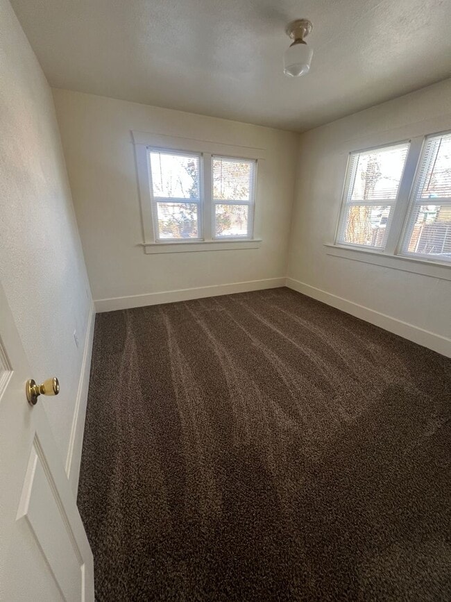 Building Photo - Corner location near ISU-Single Family Home with room to spread out!