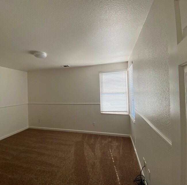 Building Photo - 566 Versailles Ln