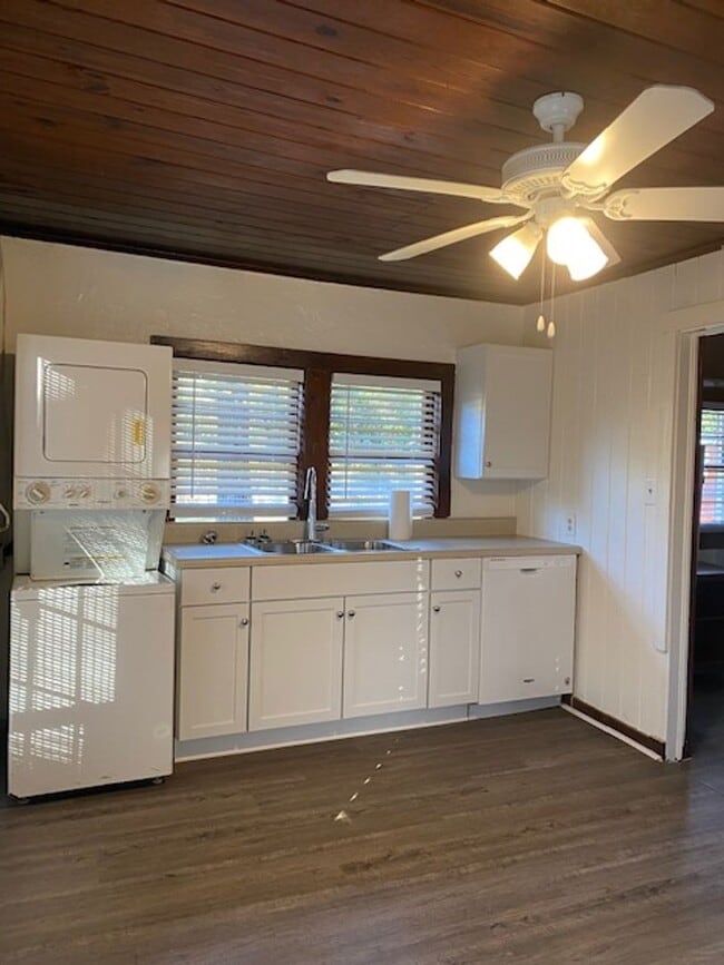 Building Photo - 2 Bedroom Charmer in Old Daphne
