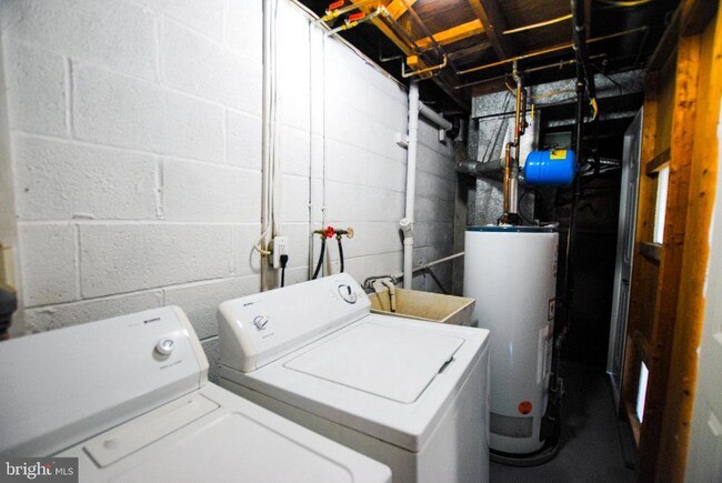 Building Photo - 8512 Hydra Ln