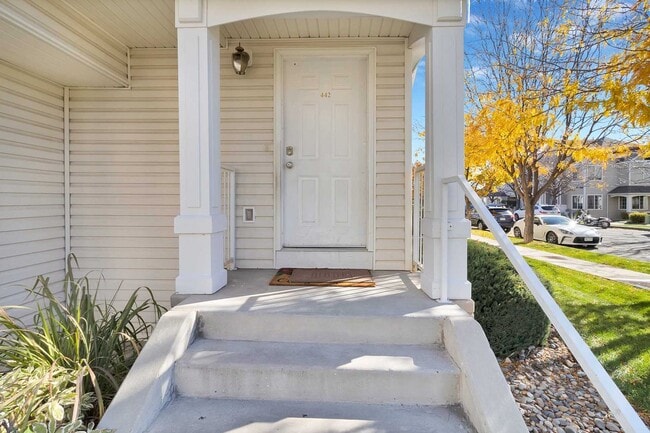 Building Photo - Modern 2-Bedroom, 2-Bath Condo in Grand Junction