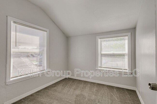 Building Photo - 875 19th Ave S