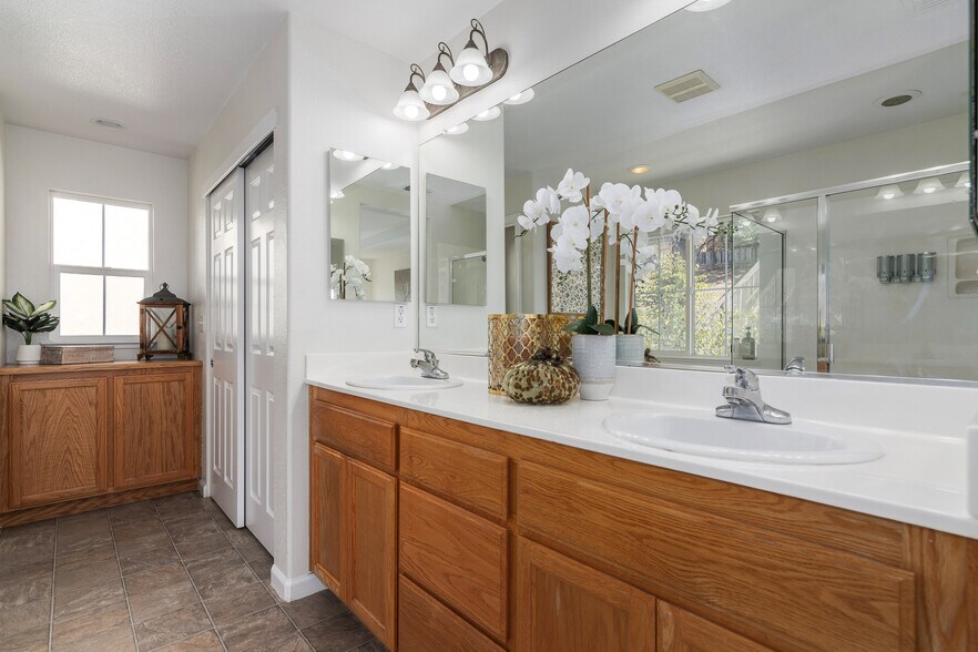 Building Photo - 411 Canyon Ct