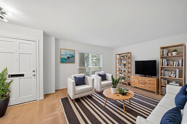 Building Photo - 9654 Westview Dr